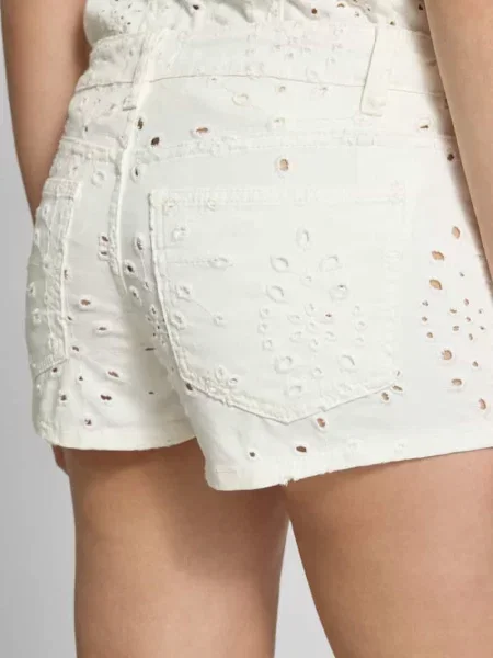 Szorty o kroju straight fit z kwiatowym ażurowym haftem Gina Tricot białe