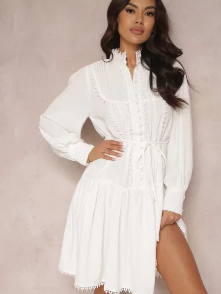 Koszulowa Sukienka z Ażurowymi Tasiemkami i Stójką Chehi biała