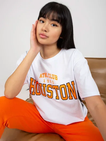 Tricou Fashionhunters cu inscripții alb