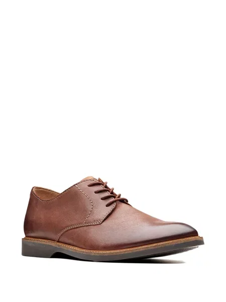 Ниски обувки Clarks Originals с връзки с дантела кафяво