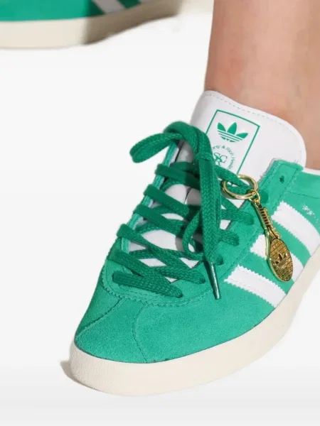 Sneakerși Adidas din piele de căprioară cu dungi alb