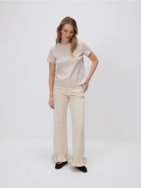 Tricou Reserved cu aplicații bej