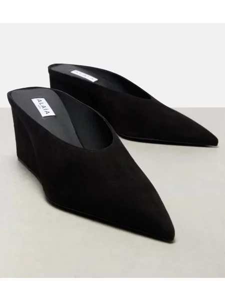 Papuci tip mules Alaïa din piele de căprioară cu pană negru