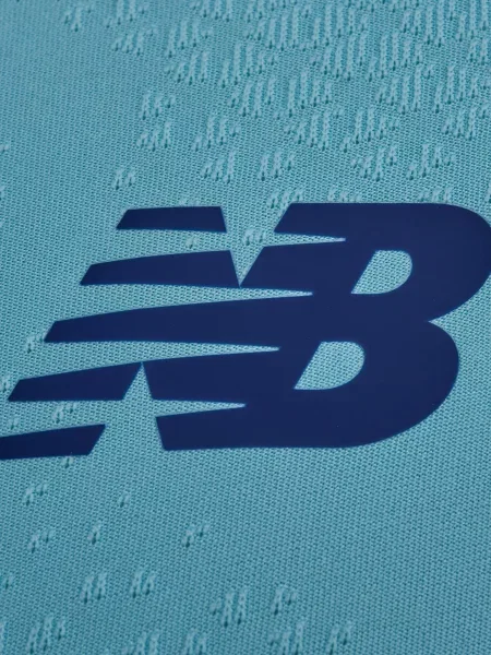 Футболка New Balance блакитна