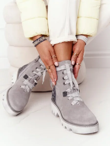 Semišové prolamované kozačky Maciejka šedé