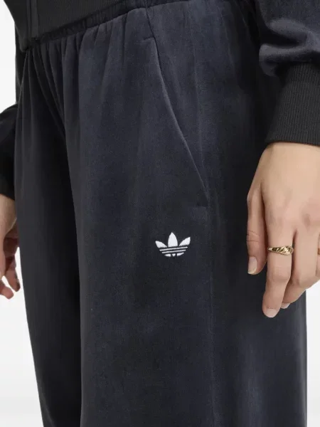Pantaloni sport Adidas de catifea cu imagine cu model piele de șarpe violet