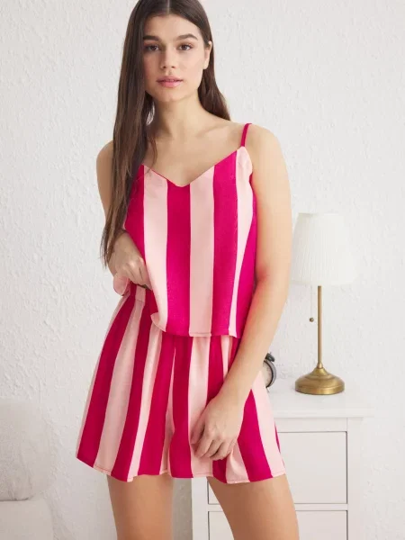 Trendyol Pantaloni scurți / închis roz
