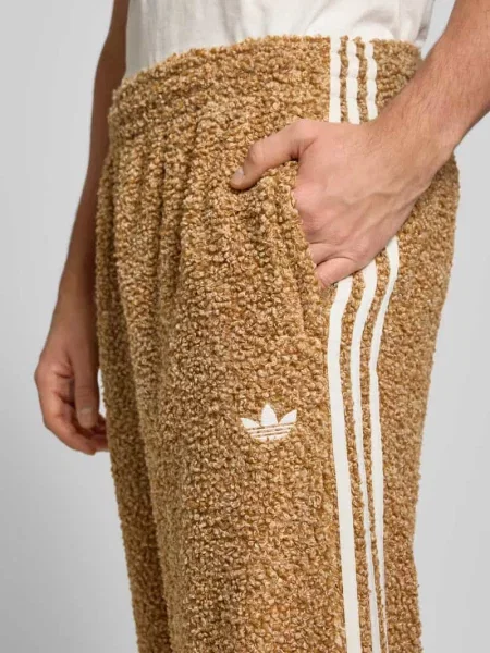 Spodnie sportowe z futerka z wyhaftowanym logo Adidas Originals biały