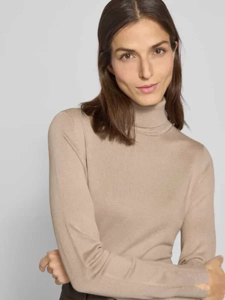 Sweter z golfem o kroju slim fit z prążkowanymi wykończeniami Comma beżowy