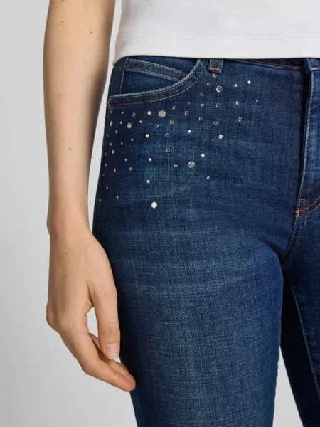 Jeansy o kroju slim fit z mieszanka bawełny z kamienie stras Marc Cain niebieskie