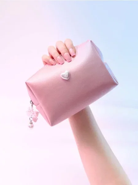Косметичка з штучної шкіри з декоративним підвісом пастельний рожевий
