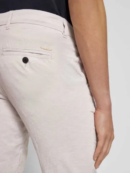 Chinosy o kroju tapered fit z wpuszczanymi model ‘STACE’ Jack & Jones białe