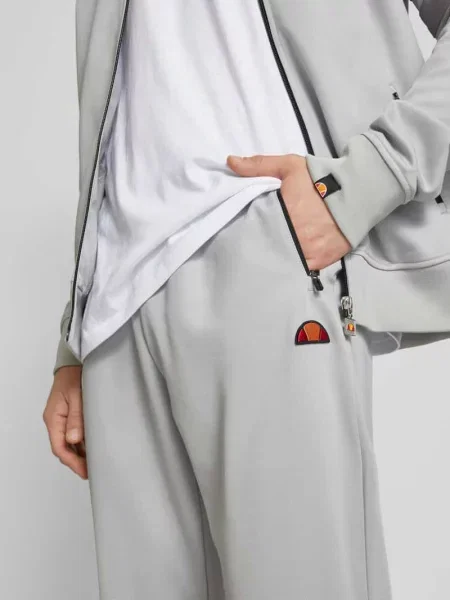 Spodnie typu track pants o kroju regular fit z naszywką z logo model ‘PALMINTERI’ Ellesse