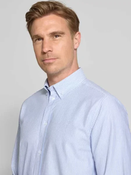 Koszula casualowa o kroju regular fit z kołnierzykiem typu button down model ‘Konrad’ Les Deux