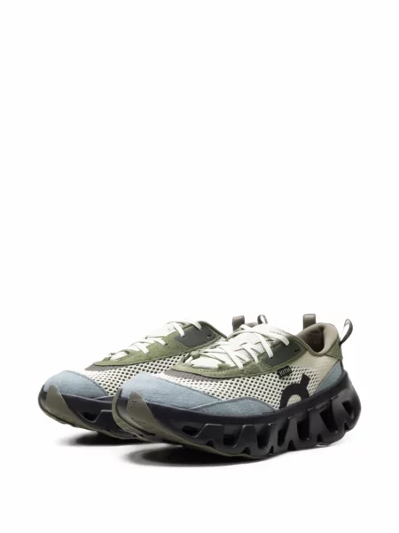 Sneakerși On