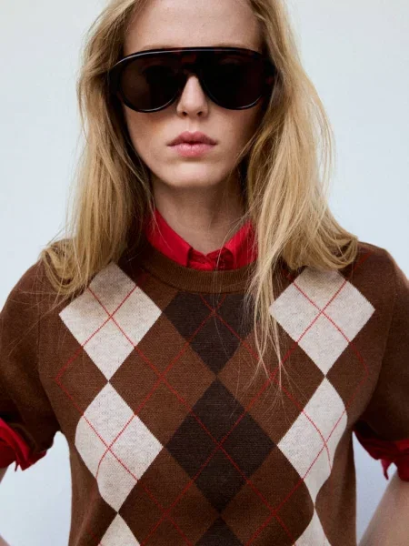 Sweter z krótkim rękawem w romby Kobieta S MANGO brązowy