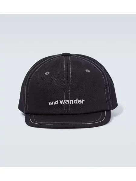 Kapa s šiltom And Wander keper z avtogramom črna