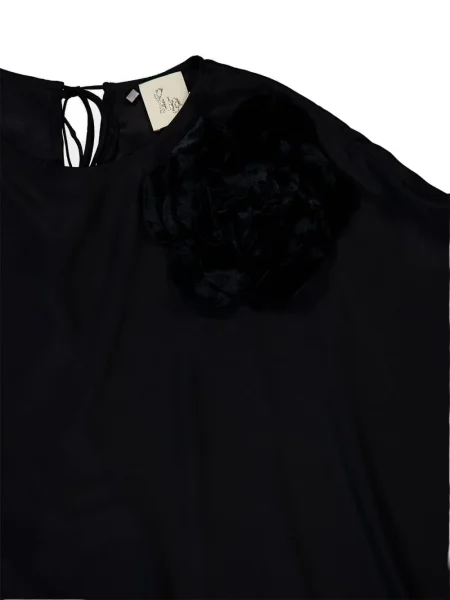 Rochie maxi Paula de mătase cu model floral de costum negru