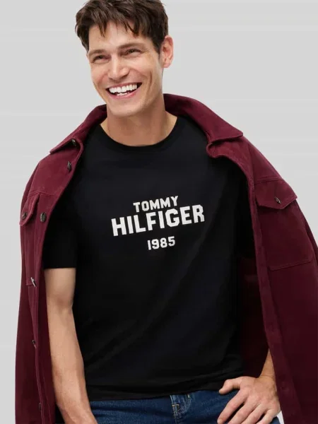 T-shirt o kroju regular fit z czystej bawełny Tommy Hilfiger czarna