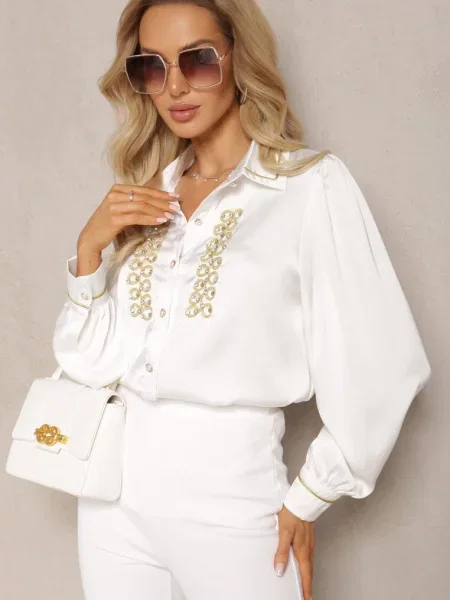 Koszula Satynowa z Cyrkoniami i Perełkami oraz Kołnierzykiem Dokeria biała