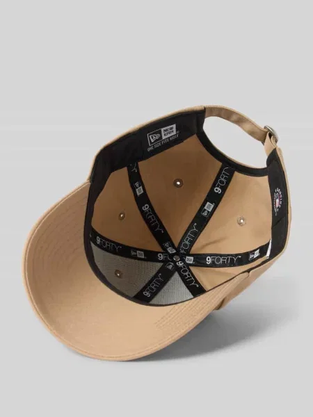 Czapka z daszkiem i detalem z logo New Era