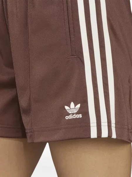 Pantaloni scurți Adidas cu dungi de costum maro