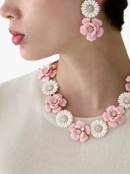Colier Carolina Herrera cu model floral roz