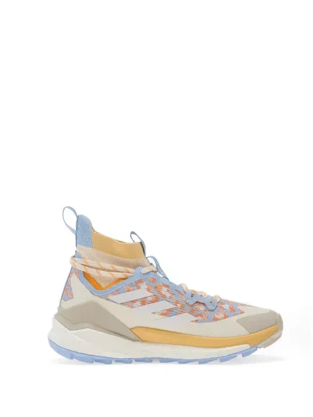 Dlouhé běžecké boty Adidas Terrex s krátkými rukávy s výstřihem do v černé