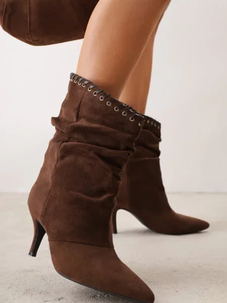 Botine Slouchy cu stiletto din imitație de piele întoarsă cu ochiuri metalice decorative Tallie maro