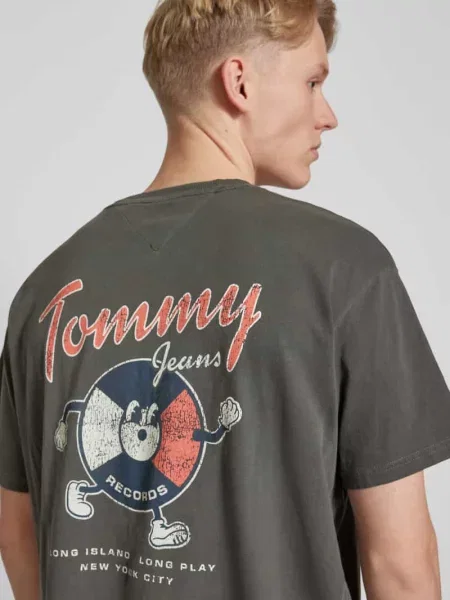T-shirt o kroju relaxed fit z wyhaftowanym logo model ‘NOVELTY’ Tommy Jeans czarna