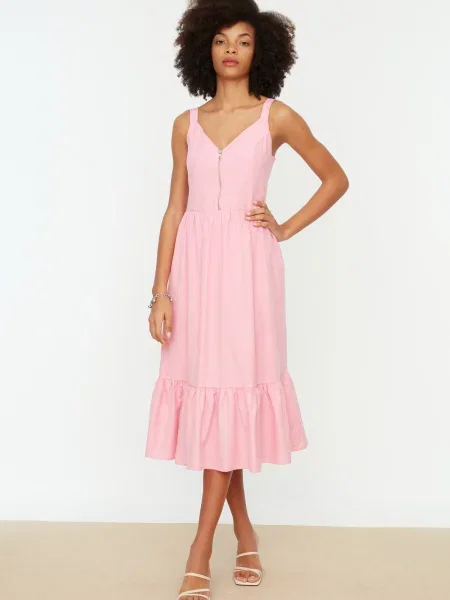 Sukienka midi Trendyol różowa