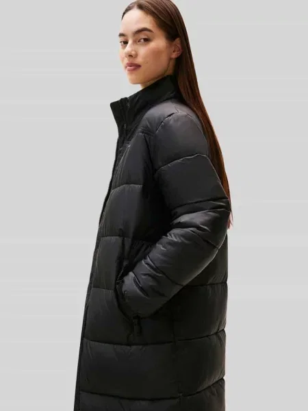 Płaszcz pikowany o kroju regular fit z ukrytym kapturem Tommy Jeans czarny