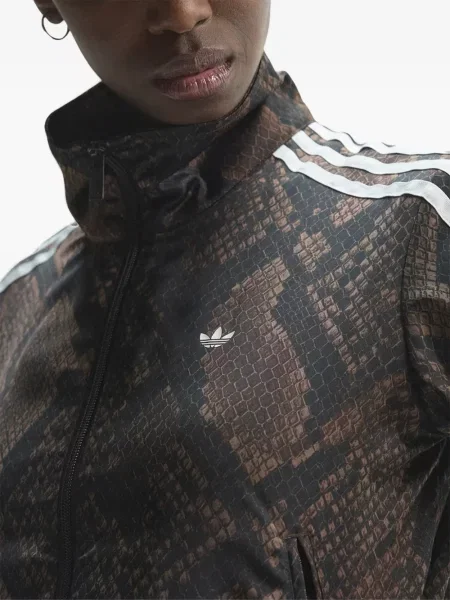 Сатенено яке Adidas с принт със змийски принт кафяво