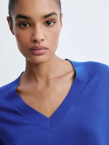 Sweter z dzianiny z dekoltem w szpic electric blue Kobieta XS MANGO niebieski