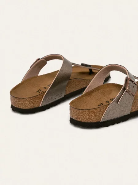 Žabky Birkenstock Gizeh na plochém hnědá