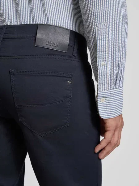 Spodnie o kroju regular fit z naszywką z logo Model Cadiz' Brax