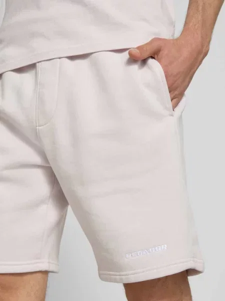 Szorty o kroju regular fit z wyhaftowanym logo Pegador