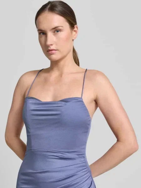 Sukienka wieczorowa o kroju slim fit z marszczeniami Laona niebieska