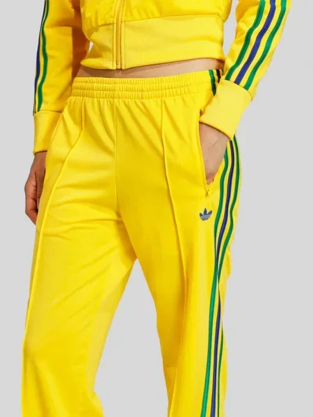 Spodnie dresowe o kroju regular fit z wyhaftowanym logo Adidas Originals żółty
