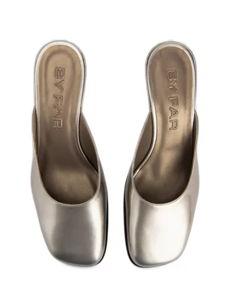 Papuci tip mules By Far cu pană