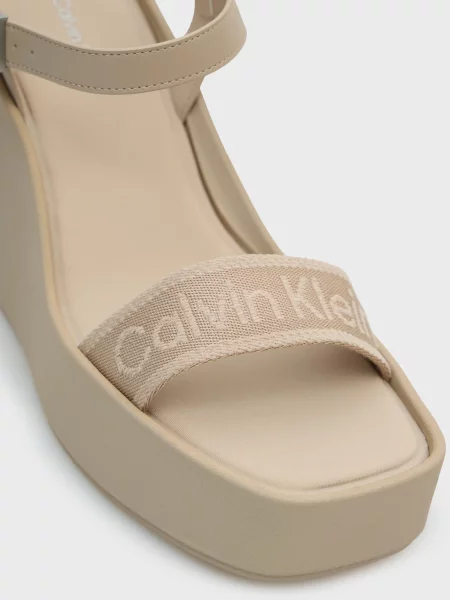 Босоніжки Calvin Klein на танкетці бежеві
