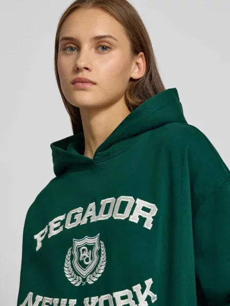 Bluza o kroju oversized z kapturem i wyhaftowanym logo model ‘Frieda’ Pegador