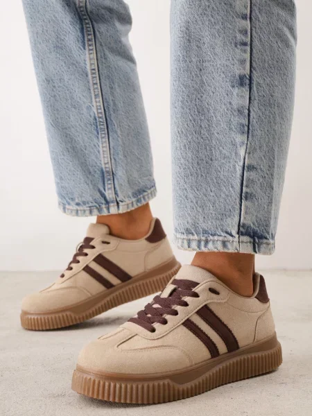 Sneakers pe platformă din cauciuc embosat decorate cu barete Naifeh închis bej