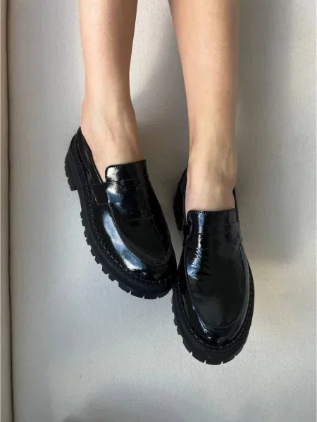 Кожаные лаковые лоферы 105.store черные