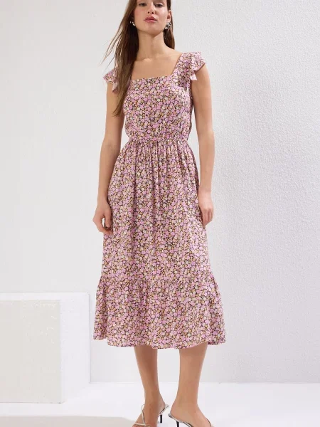 Sukienka midi Trendyol w kwiatki z nadrukiem w kształcie litery A różowa