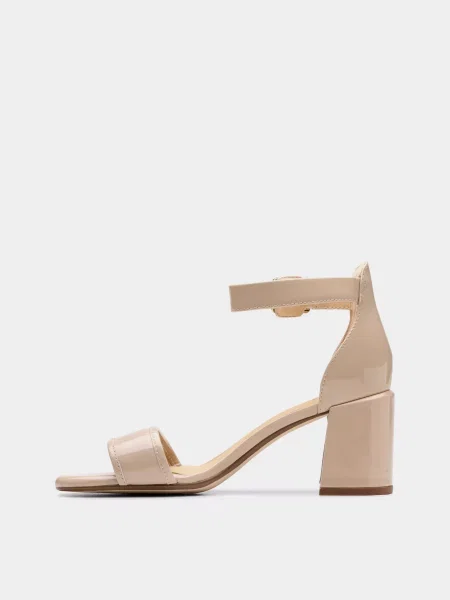 Кожаные босоножки Clarks бежевые