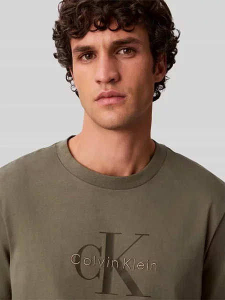 T-shirt o kroju relaxed fit z czystej bawełny z nadrukiem logo Calvin Klein Jeans