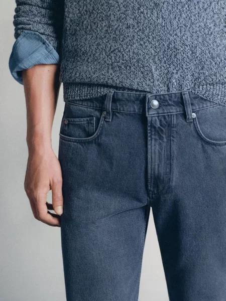Jeansy regular fit wyprodukowane we Włoszech z tkaniny Candiani intensywny Mężczyzna 40 MANGO MAN granatowy