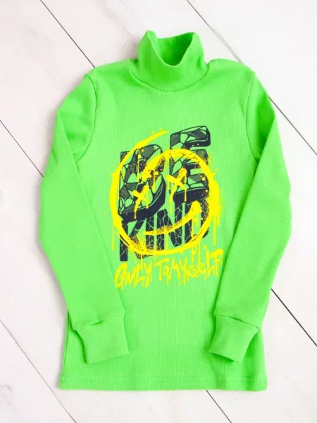 Гольф водолазка носи своє зеленая