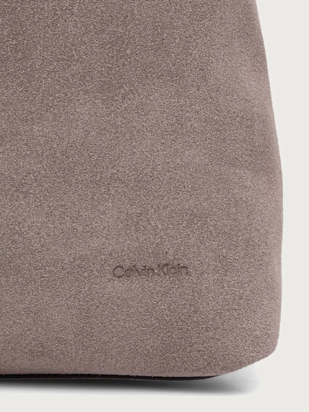 Calvin Klein Táska Slouchy Suedelarge Shoulder Bag Barna lila